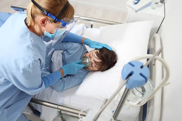 Enfermera Pone Máscara Oxígeno Niño Paciente Cama Del Hospital Usando —  Fotos de Stock