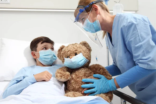 Enfermeira Cuida Criança Paciente Cama Hospital Brincando Com Ursinho Pelúcia — Fotografia de Stock