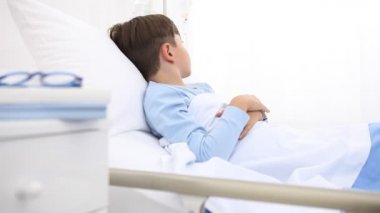 Hastanede yatan çocuk okumak için kitap almaktan sıkılmış.