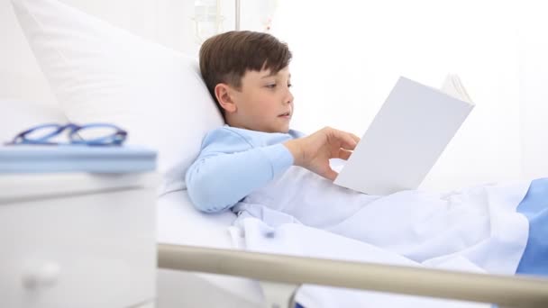 Kind Krankenhaus Liest Allein Bett Ein Buch — Stockvideo