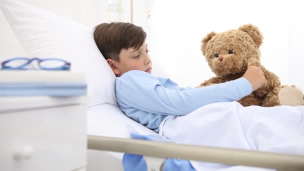 Kind Krankenhaus Liegt Allein Bett Und Spielt Mit Teddybär — Stockvideo