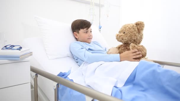 Dítě Nemocnici Ležící Sám Posteli Hrát Medvídkem Objímá Usmívá Kameru — Stock video