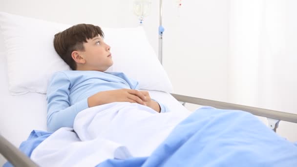 Παιδί Στο Νοσοκομείο Αποκοιμιέται Ξαπλωμένο Μόνο Στο Κρεβάτι — Αρχείο Βίντεο