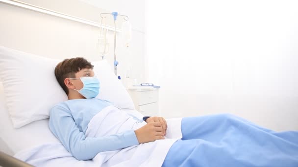 Kind Krankenhausbett Krankenschwester Mit Thermometer Misst Fiebertemperatur Trägt Schutzmasken Coronavirus — Stockvideo
