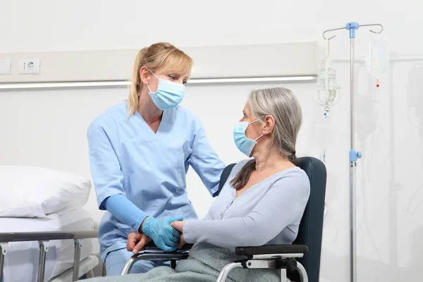 Enfermera Consuelo Anciana Silla Ruedas Con Máscaras Médicas Protectoras Quirúrgicas — Foto de Stock