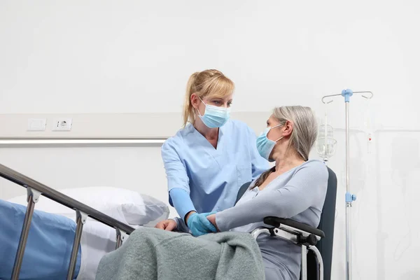 Enfermeira Tomar Conforto Mulher Idosa Cadeira Rodas Vestindo Máscaras Médicas — Fotografia de Stock