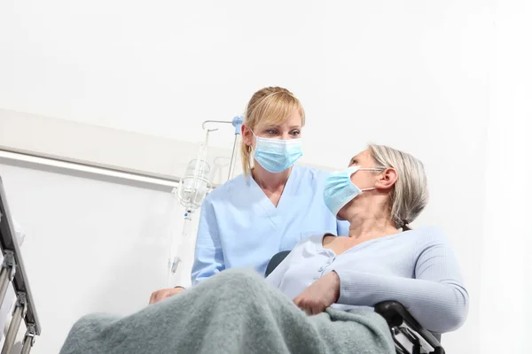 Infirmière Prendre Confort Femme Âgée Fauteuil Roulant Portant Des Masques — Photo