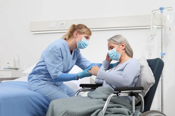 Sjuksköterska Komfort Äldre Kvinna Rullstol Bär Kirurgiska Skyddande Medicinska Masker — Stockfoto