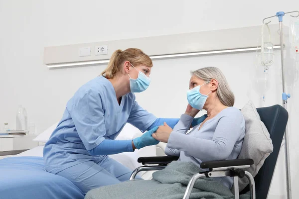 Enfermera Consuelo Anciana Silla Ruedas Con Máscaras Médicas Protectoras Quirúrgicas — Foto de Stock