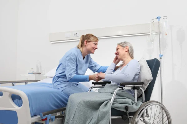 Smiling Nurse Take Comfort Elderly Woman Isolated Wheelchair Bed Hospital — Stock Photo, Image