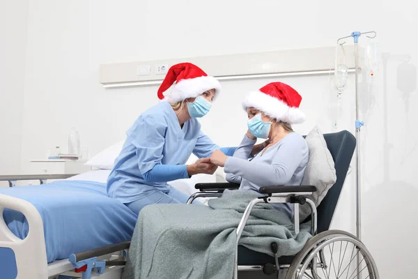 Giorno Natale Isolato Camera Ospedale Con Coronavirus Infermiera Prendere Conforto — Foto Stock