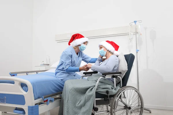 Giorno Natale Isolato Camera Ospedale Con Coronavirus Infermiera Prendere Conforto — Foto Stock