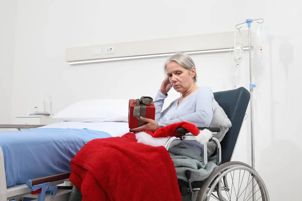 Christmas Day Isolated Hospital Room Coronavirus Sad Pensive Elderly Woman — Stock Photo, Image