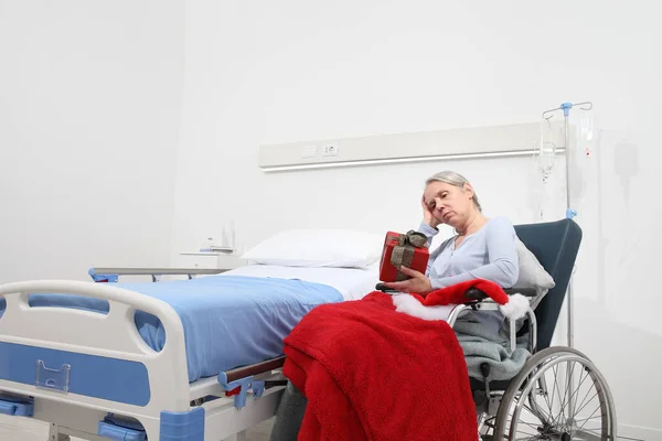 Christmas Day Isolated Hospital Room Coronavirus Sad Pensive Elderly Woman — Stock Photo, Image