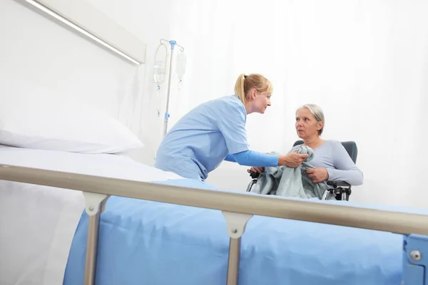Sjuksköterska Hand Äldre Kvinna Isolerad Rullstol Nära Sängen Sjukhusrum Begreppet — Stockfoto