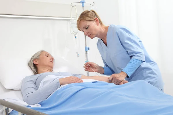 Äldre Kvinna Som Ligger Sjukhussängen Sjuksköterska Som Håller Nålen För — Stockfoto