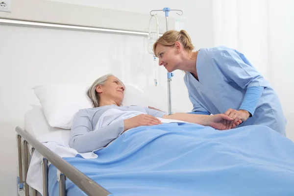 Enfermeira Tomar Conforto Mulher Idosa Deitada Cama Quarto Hospital Acariciando — Fotografia de Stock