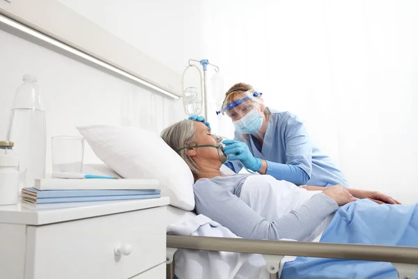 Nurse Puts Oxygen Mask Elderly Woman Patient Lying Hospital Room — Stock Photo, Image