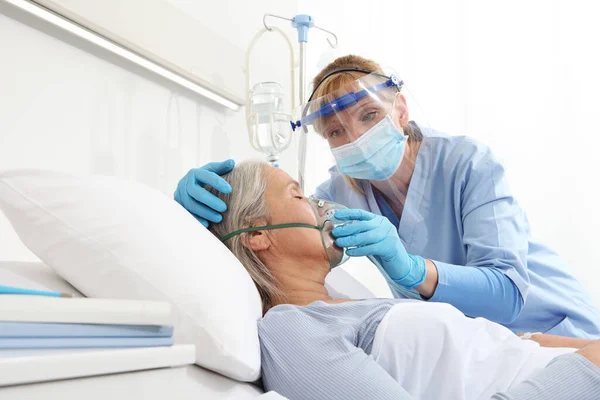 Sjuksköterska Sätter Syrgasmask Äldre Kvinna Patient Ligger Sjukhussängen Bär Skyddshandskar — Stockfoto