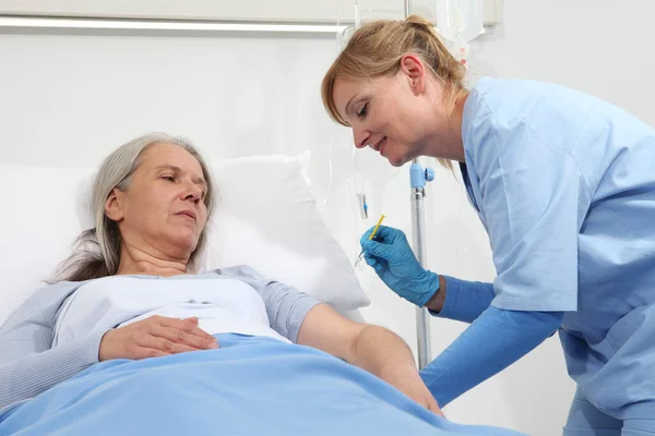 Sjuksköterska Med Sprutan Injicerar Vaccinet Till Den Äldre Kvinnan Patient — Stockfoto