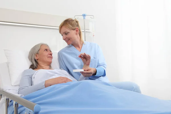 Nurse Gives Pill Elderly Woman Patient Lying Hospital Room Bed — Stock Photo, Image