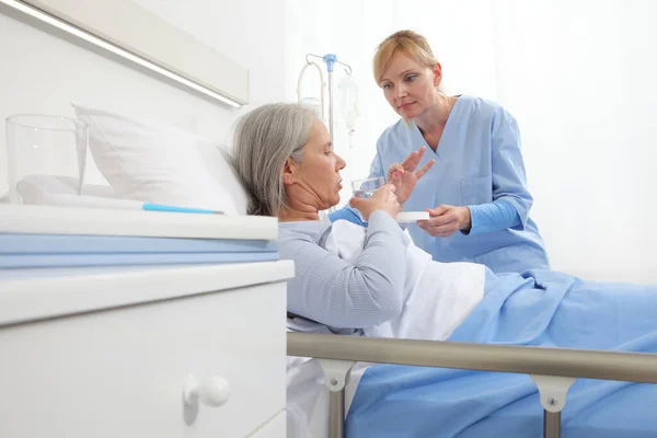 Infirmière Donne Pilule Patiente Âgée Couchée Dans Lit Chambre Hôpital — Photo