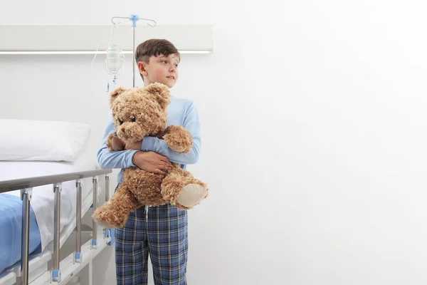 Child Hospital Room Standing Next Bed Hugging Teddy Bear Wearing — Stock Photo, Image