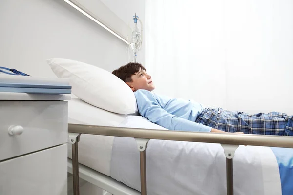 Enfant Isolé Dans Une Chambre Hôpital Couché Sur Lit Portant — Photo
