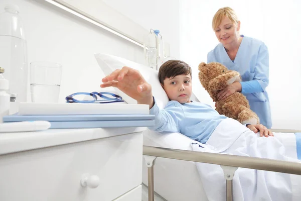 Kind Bed Ziekenhuiskamer Met Een Bril Een Verpleegster Met Een — Stockfoto