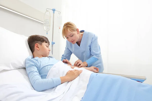 Sjuksköterska Medicinera Sjuka Och Rädda Barn Ligger Sängen Sjukhusrummet Och — Stockfoto