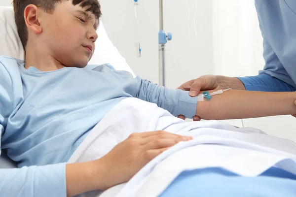 Enfant Couché Lit Dans Chambre Hôpital Effrayé Par Aiguille Goutte — Photo