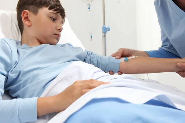 Niño Acostado Cama Habitación Del Hospital Mirando Daño Con Goteo —  Fotos de Stock