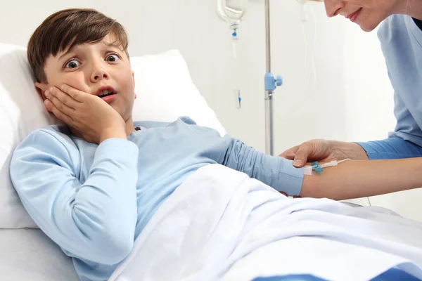 Enfant Couché Lit Dans Chambre Hôpital Effrayé Par Aiguille Goutte — Photo