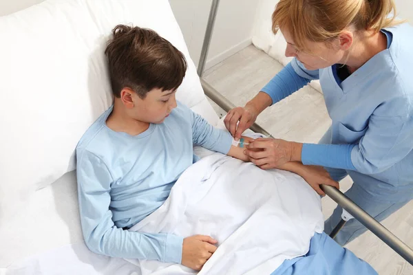 Vista Arriba Enfermera Medicando Niño Enfermo Acostado Cama Habitación Del — Foto de Stock