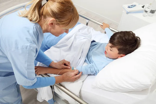 Widok Pielęgniarki Leczącej Chore Dziecko Leżące Łóżku Pokoju Szpitalnym Podającej — Zdjęcie stockowe