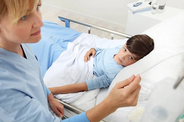 Blick Auf Die Krankenschwester Die Den Tropf Überprüft Während Neben — Stockfoto