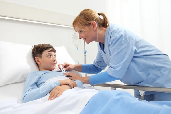 Niño Feliz Acostado Cama Habitación Del Hospital Enfermera Tomando Temperatura — Foto de Stock