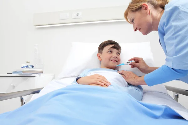 Criança Feliz Deitada Cama Quarto Hospital Enfermeira Tomando Sua Temperatura — Fotografia de Stock