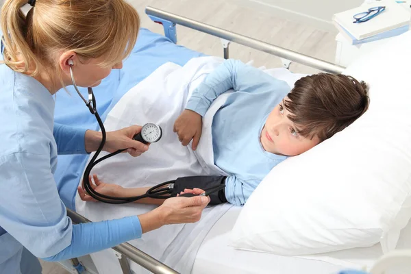 Dziecko Leżące Łóżku Pokoju Szpitalnym Pielęgniarka Dokonująca Pomiaru Ciśnienia Pomocą — Zdjęcie stockowe