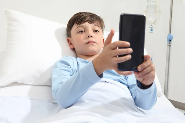 Portrait Enfant Couché Seul Dans Lit Dans Une Chambre Hôpital — Photo