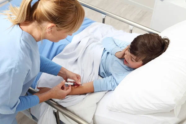 Infirmière Fait Une Analyse Sang Enfant Malade Lit Dans Chambre — Photo
