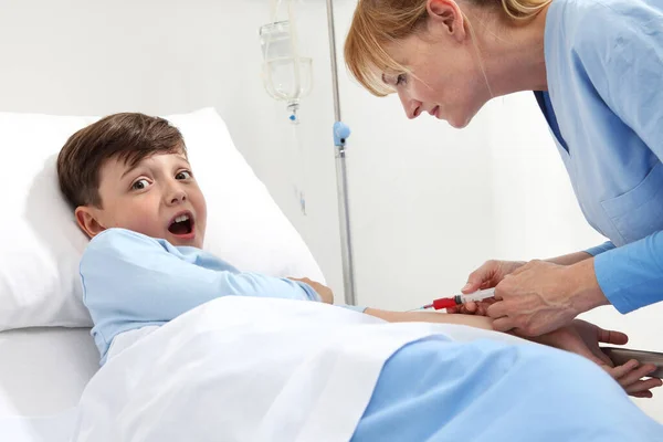 Afraid Child Lying Bed Hospital Room Screaming Scared Needle Syringe — Stock Photo, Image