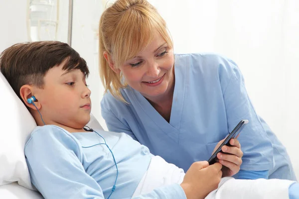 Ziek Kind Liggend Bed Het Ziekenhuis Kamer Glimlachende Verpleegster Met — Stockfoto