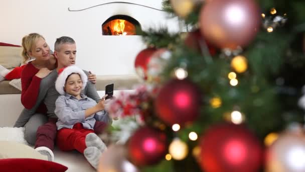 Feliz Navidad Familia Feliz Casa Padres Con Hijo Tomar Una — Vídeos de Stock