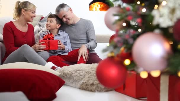 Joyeux Noël Famille Heureuse Maison Les Parents Donnent Cadeau Noël — Video