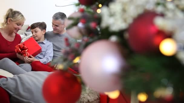 Весёлое Рождество Счастливая Семья Дома Родители Дарят Рождественский Подарок Своему — стоковое видео