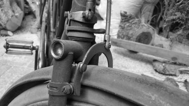 Eski bisiklet fren sistemi, yaş nedeniyle paslı görünüyor