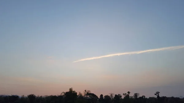 Le ciel crépusculaire avec de beaux nuages rayés — Photo