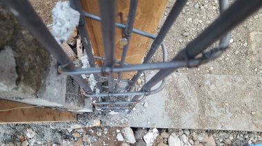 Sağlam ve depreme dayanıklı olacak şekilde demir ve çimento döküm takviye malzemeleri ile, bir ev binasının temelyapma süreci