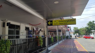 Madiun, Endonezya-23.08.2019: Tren istasyonuna varış ve check bileti girişi temiz ve temiz görünüyor